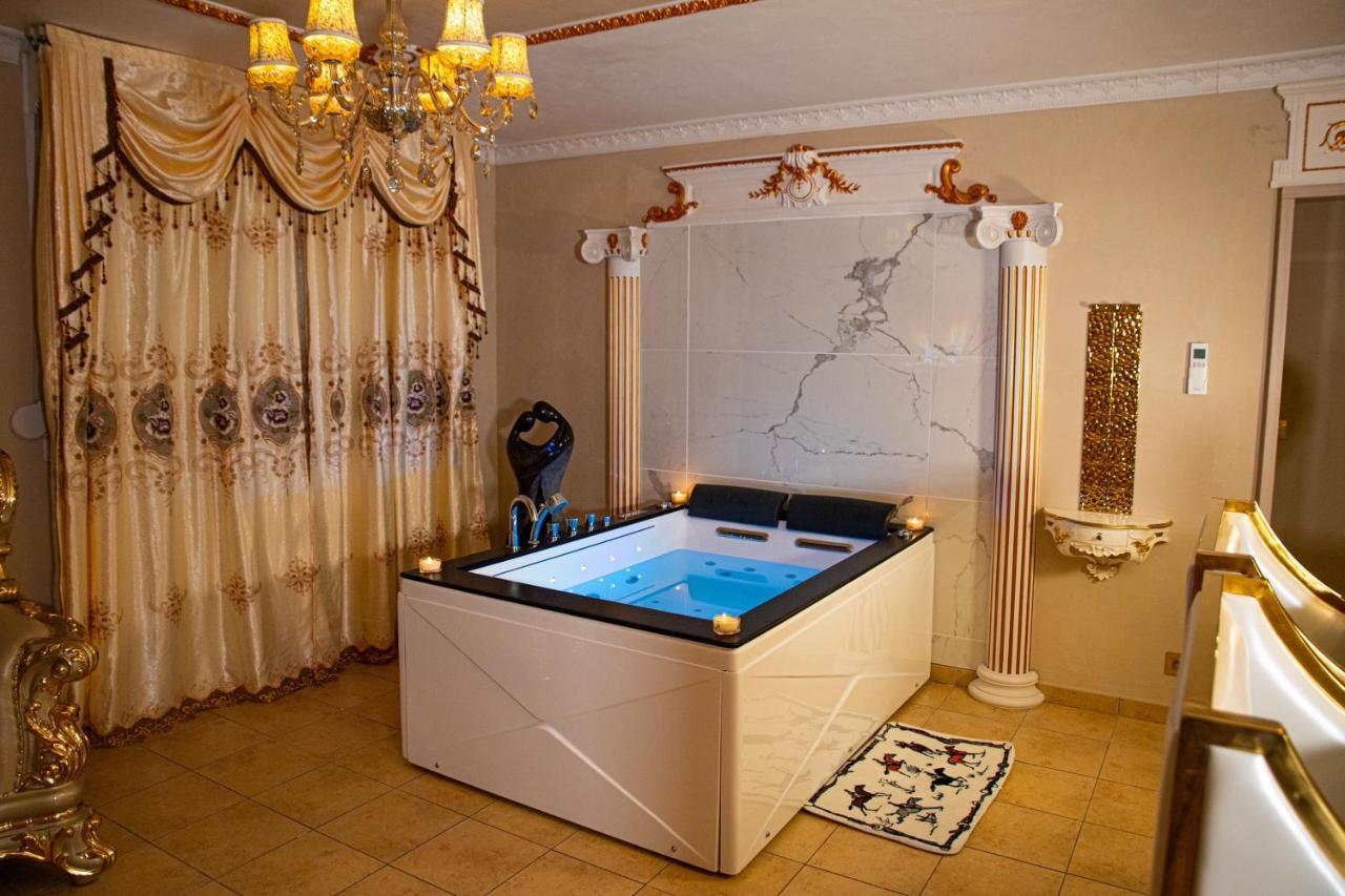 Le Petit Versailles Vernon  Bagian luar foto